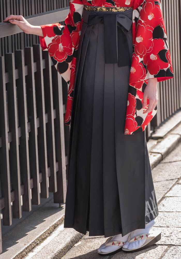 着物】クリーム赤椿+【袴】グレーボカシ│宅配ネットレンタル京都さがの館