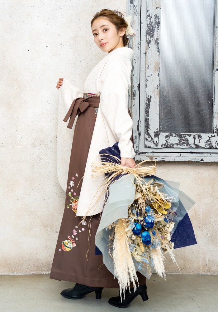 京都さがの館卒業式袴宅配ネットレンタル【着物】ベージュレース調シィンフラワー+【袴】チャイロ鈴桜