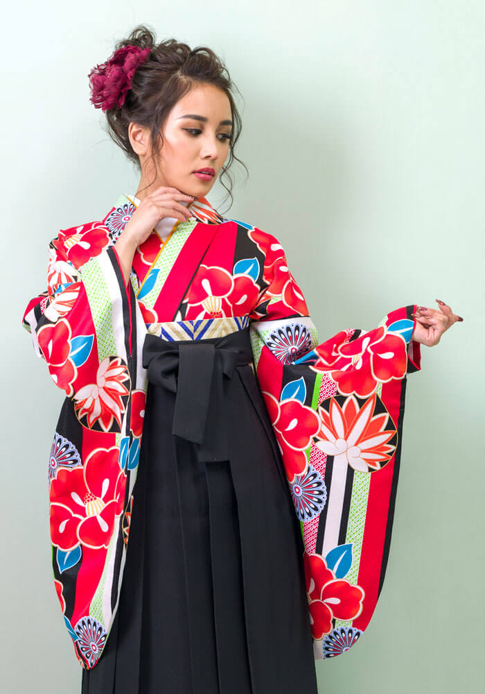 椿を大きく描いた赤と黒のネットレンタル袴