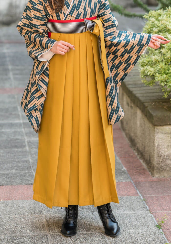 着物】ベージュ・フカミドリ矢がすり+【袴】キンチャひも縞│全国対応