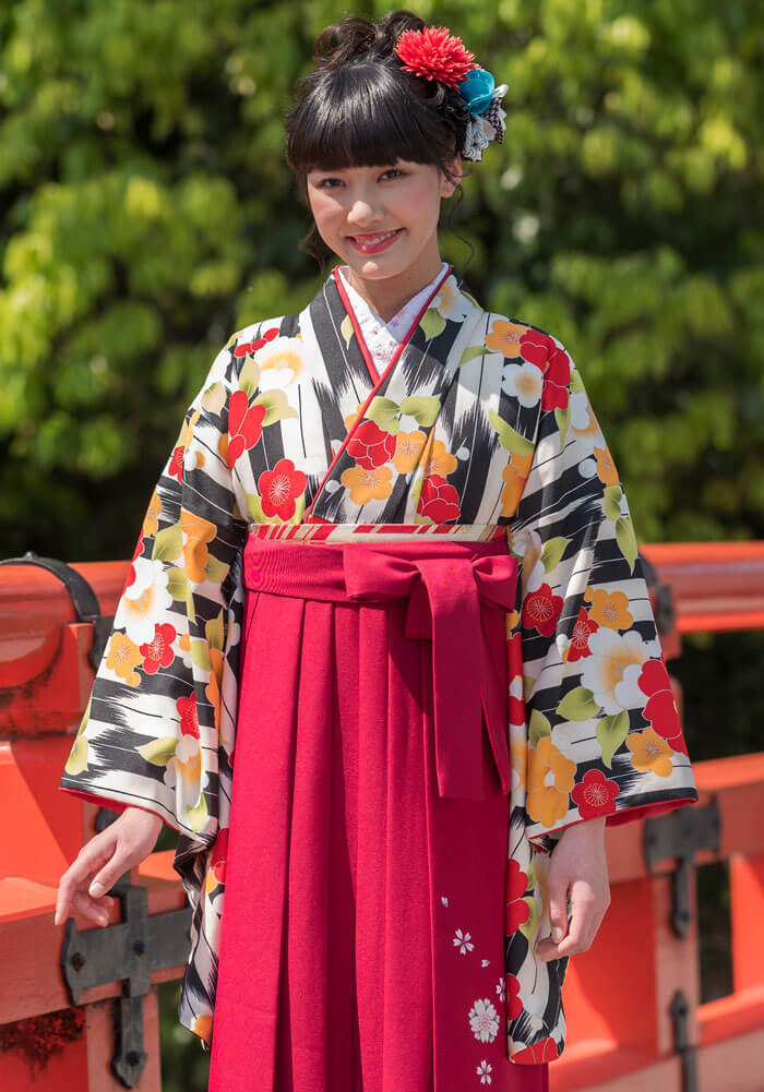 卒業式で華やかな印象になる袴コーデ