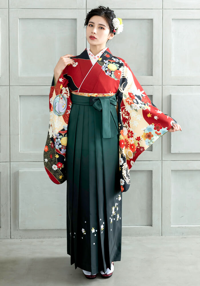色とりどりの四季の花が美しい卒業式袴です。