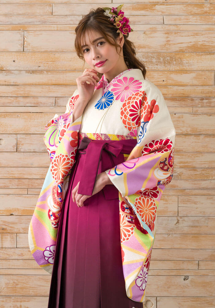 【着物】クリーム地パステル矢車+【袴】ワインボカシシシュウ　アップ