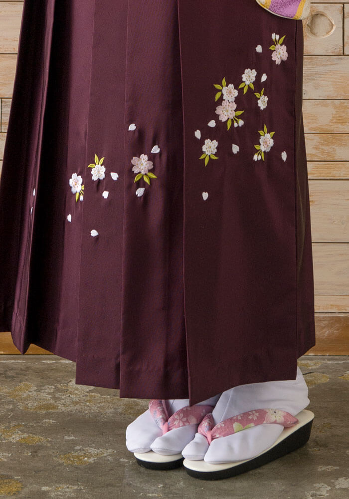 桜の刺繍が入ったピンクの袴