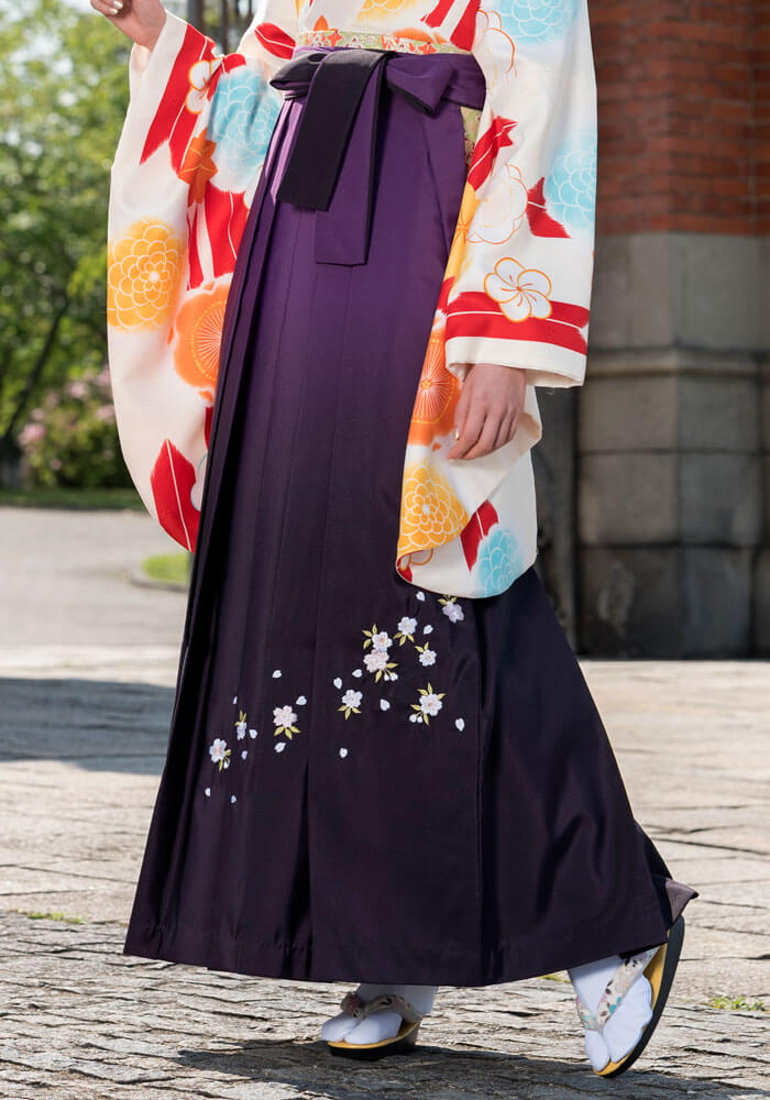桜の刺繍入りの紫の袴