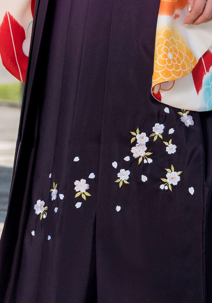 繊細な桜が刺繍された卒業式の紫の袴